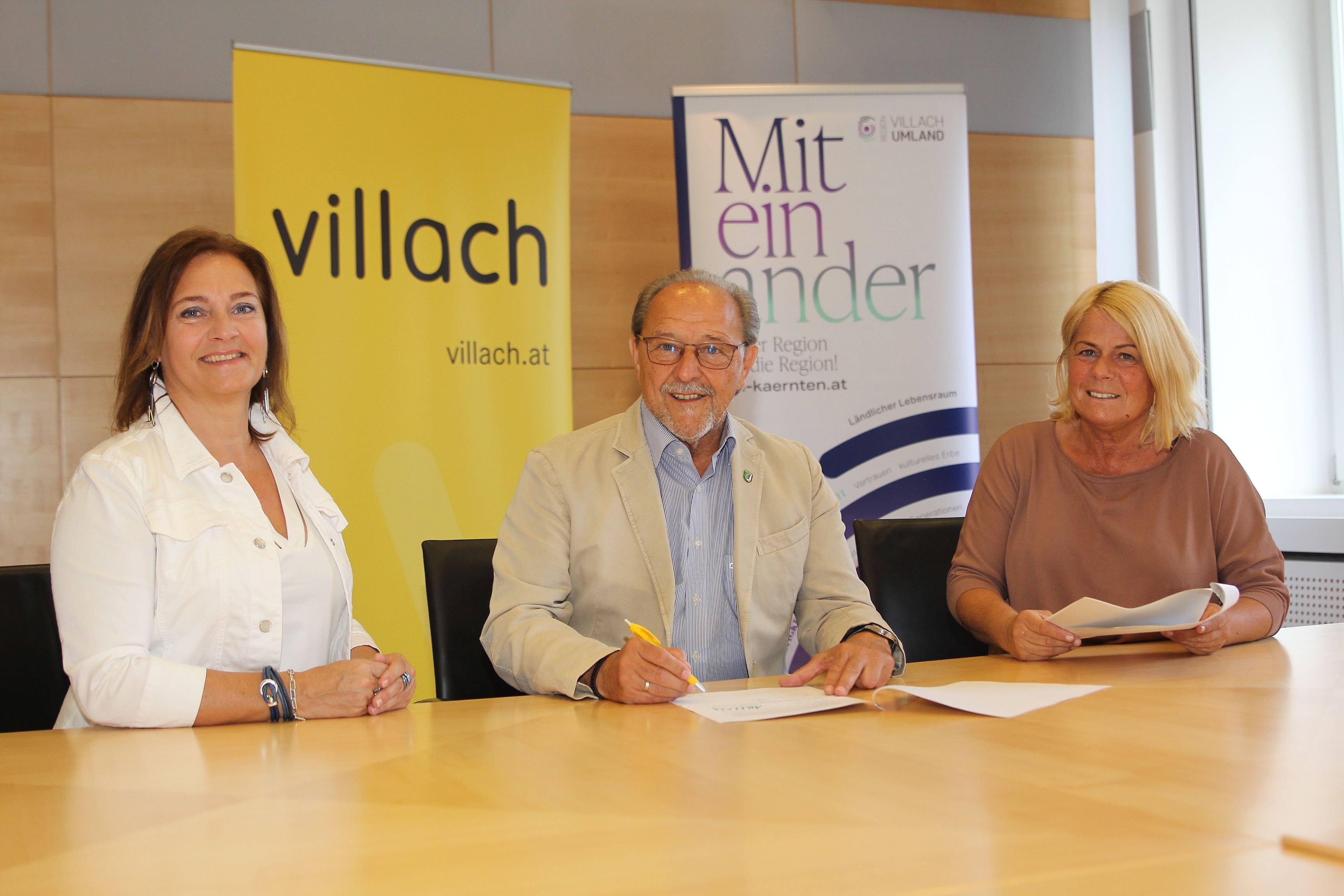 Am Foto: Vizebürgermeisterin Mag.a Gerda Sandriesser (rechts) LAG-Obmann Josef Haller (Mitte) mit LAG-Managerin Melanie Köfeler (links) (Foto_copy: Astrid Kompan)