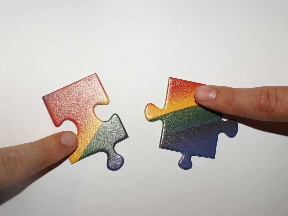 Zwei passende Puzzleteile in Regenbogenfarbe