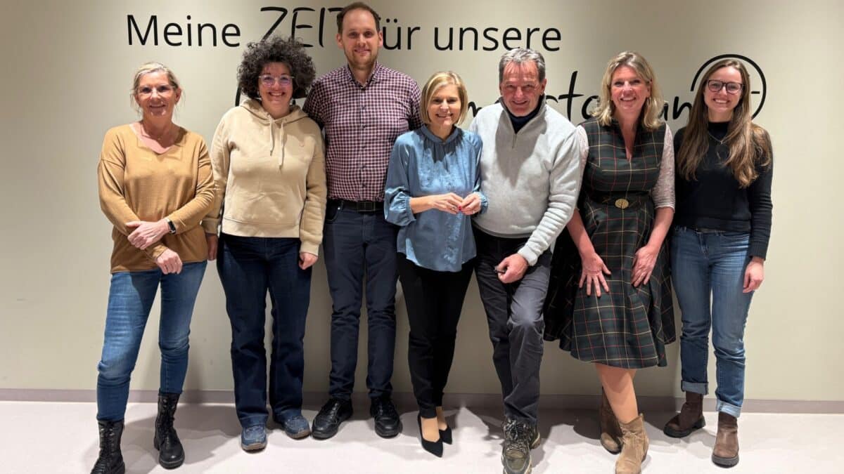 Foto der Teilnehmer:innen bei einem Workshop der ARGE Best Employer Destination, von links: Edith Krenn (Therme St. Kathrein), Stefanie Aniwanter (Seeglück Hotel Forelle), Erland Palle (Familien- & Sportresort Brennseehof), Heidemarie Schrei (Projektleitung), Dietmar Krenn (Familien- & Sporthotel Kärntnerhof), Susanne Paus (Naturhotel Ortners Eschenhof), Katharina Spöck (Nockregion)