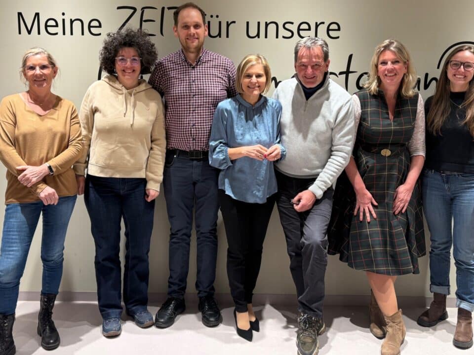 Foto der Teilnehmer:innen bei einem Workshop der ARGE Best Employer Destination, von links: Edith Krenn (Therme St. Kathrein), Stefanie Aniwanter (Seeglück Hotel Forelle), Erland Palle (Familien- & Sportresort Brennseehof), Heidemarie Schrei (Projektleitung), Dietmar Krenn (Familien- & Sporthotel Kärntnerhof), Susanne Paus (Naturhotel Ortners Eschenhof), Katharina Spöck (Nockregion)