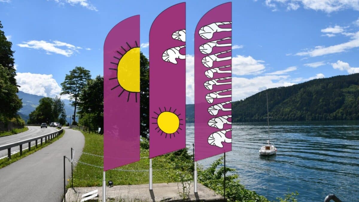 Drei Beachflags mit dem Logo der Ausstellung ""ursprünglich_berührend! gugging goes millstART"