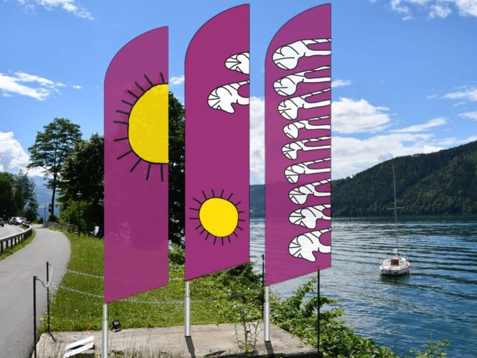 Drei Beachflags mit dem Logo der Ausstellung ""ursprünglich_berührend! gugging goes millstART"
